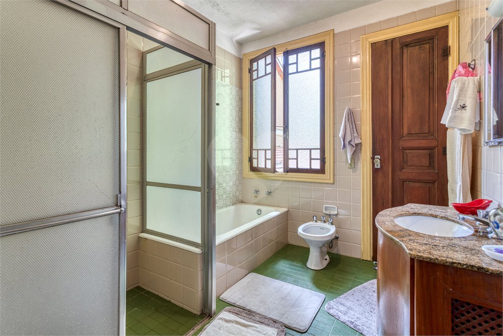 Sobrado à venda com 8 quartos, sendo 3 suítes, em Alto da Boa Vista, São Paulo, SP