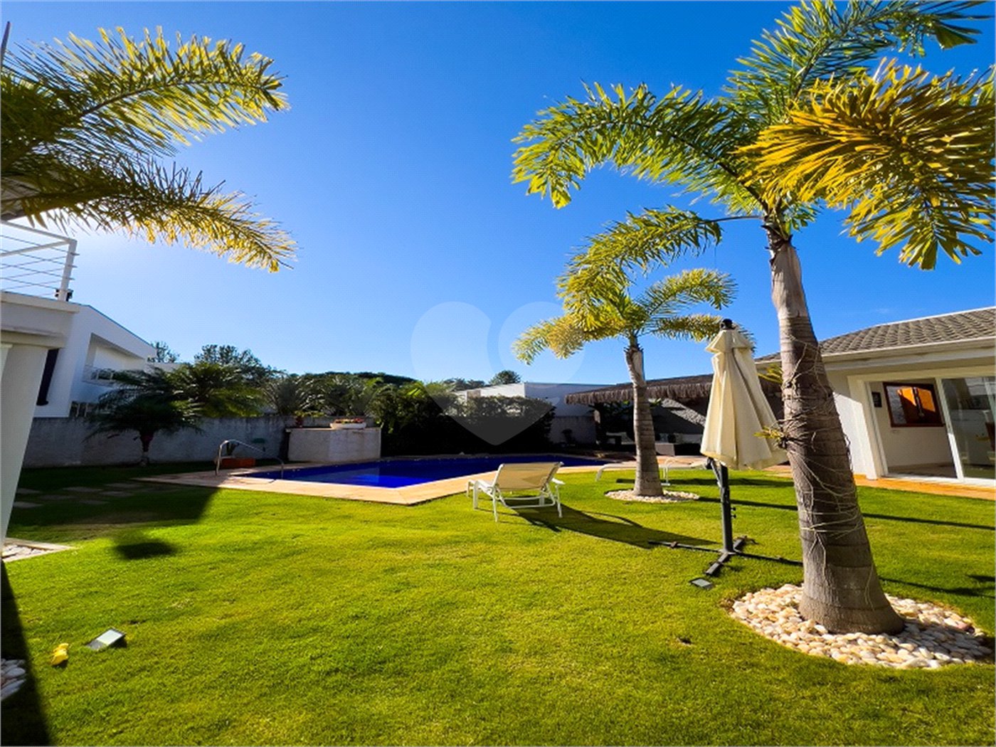 Casa à venda ou para alugar com 3 suítes no condomínio Figueira Garden, Atibaia - SP