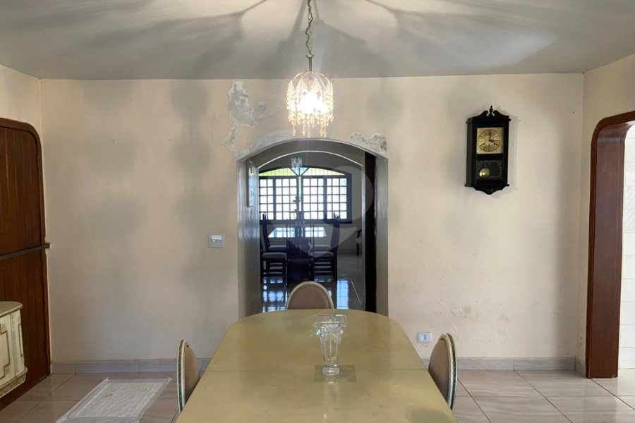 Casa à venda com 5 quartos, sendo 4 suítes, no condomínio Vilarejo Estoril, Mairiporã - SP