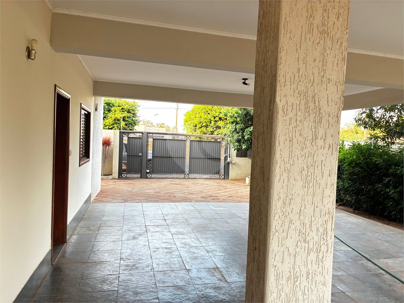 Sobrado para alugar com 4 quartos, sendo 2 suítes,  no Centro, Três Lagoas, MS