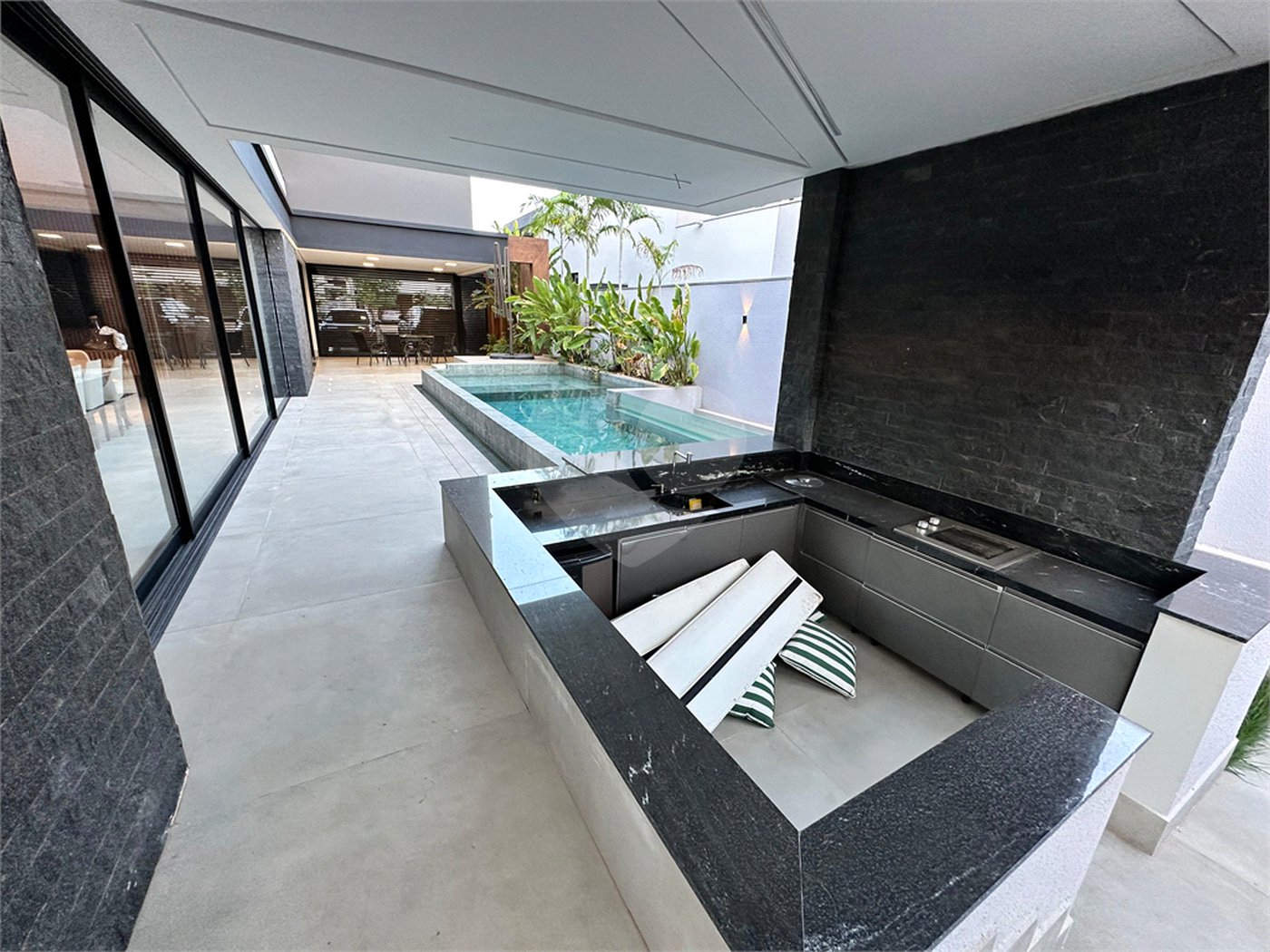 Casa à venda com 3 suítes no condomínio Residencial Florais Itália, Cuiabá - MT