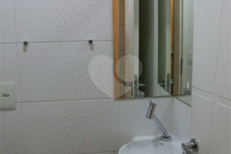 Apto na Mooca de 76m², com 2 dorms, 1 vaga, 1 suíte. Estuda permuta.