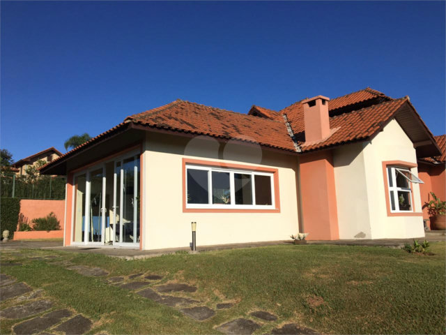 Casa à venda com 3 suítes no condomínio Suíça da Cantareira, Mairiporã - SP
