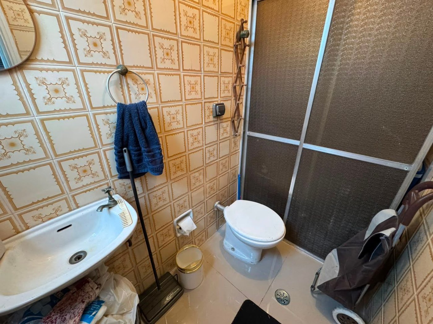 Apartamento com 2 dormitórios e suíte + dependência de serviço completa na Ponta da Praia – Localização privilegiada próximo à Praça Dino Bueno