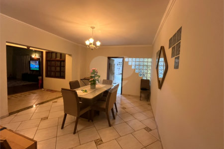 Casa à venda com 3 quartos, sendo 1 suíte, em Parque Santa Marta, São Carlos, SP