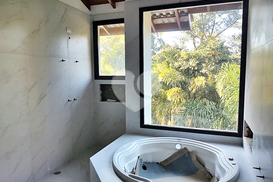Casa à venda com 4 quartos, sendo 3 suítes, no condomínio Cantareira, Mairiporã - SP