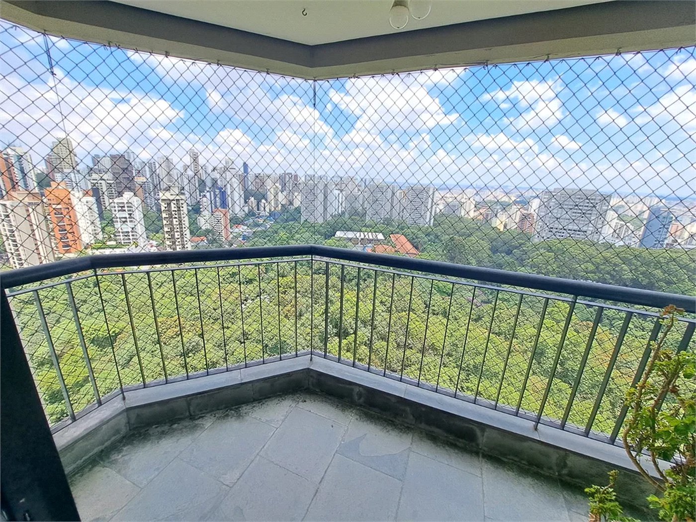 Apartamento à venda com 3 suítes em Vila Suzana, São Paulo, SP