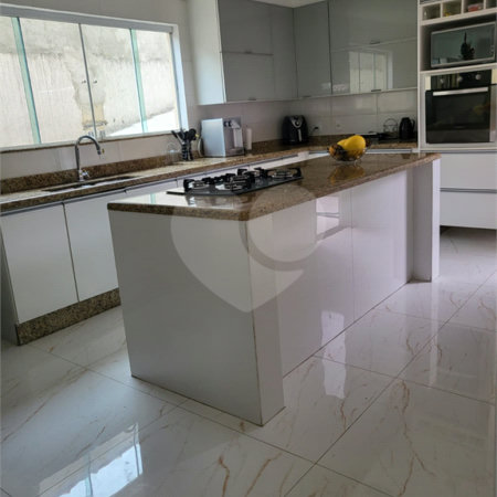 Casa à venda com 4 quartos, sendo 3 suítes, no condomínio Residencial Nelson Pinto, Rio de Janeiro - RJ