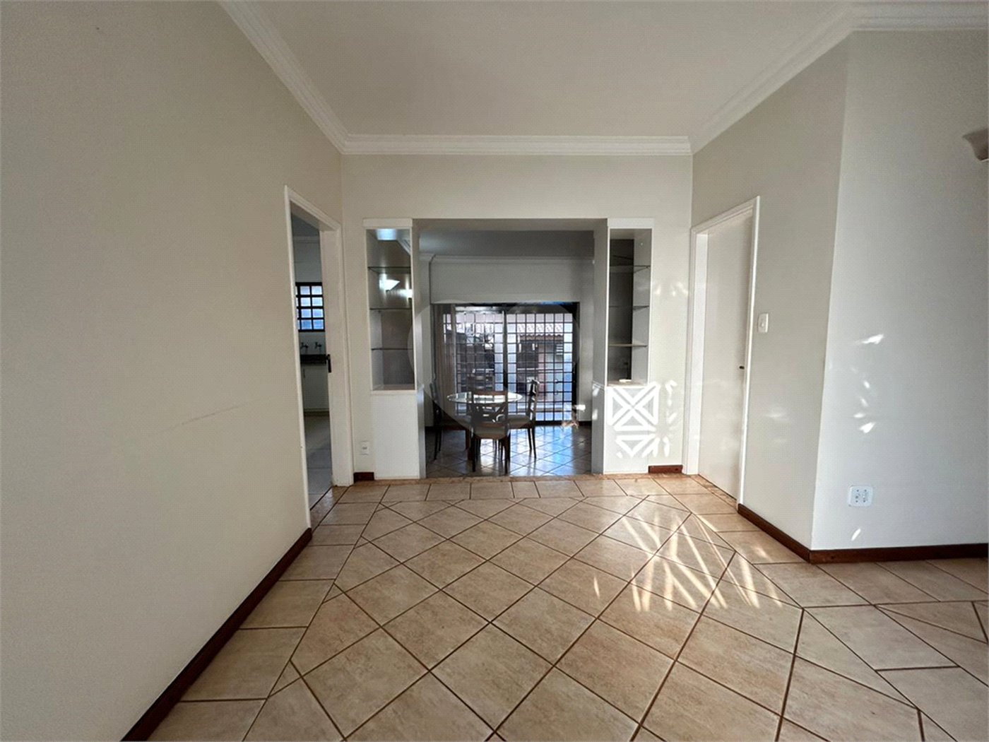 Sobrado à venda com 3 quartos, sendo 1 suíte,  em Parque dos Bandeirantes, Ribeirão Preto, SP