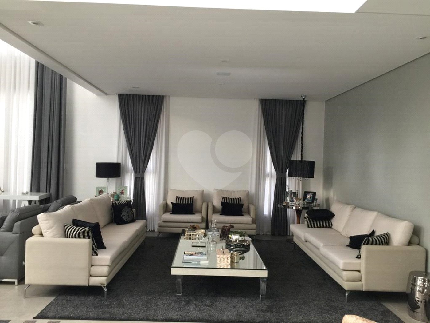 Casa à venda ou para alugar com 4 suítes no condomínio Suíça da Cantareira, Mairiporã - SP