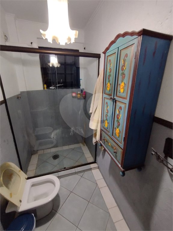 Casa à venda na Vila Mariana de 300 metros quadrados, com 3 dormitórios, 1 suíte e 2 vagas.