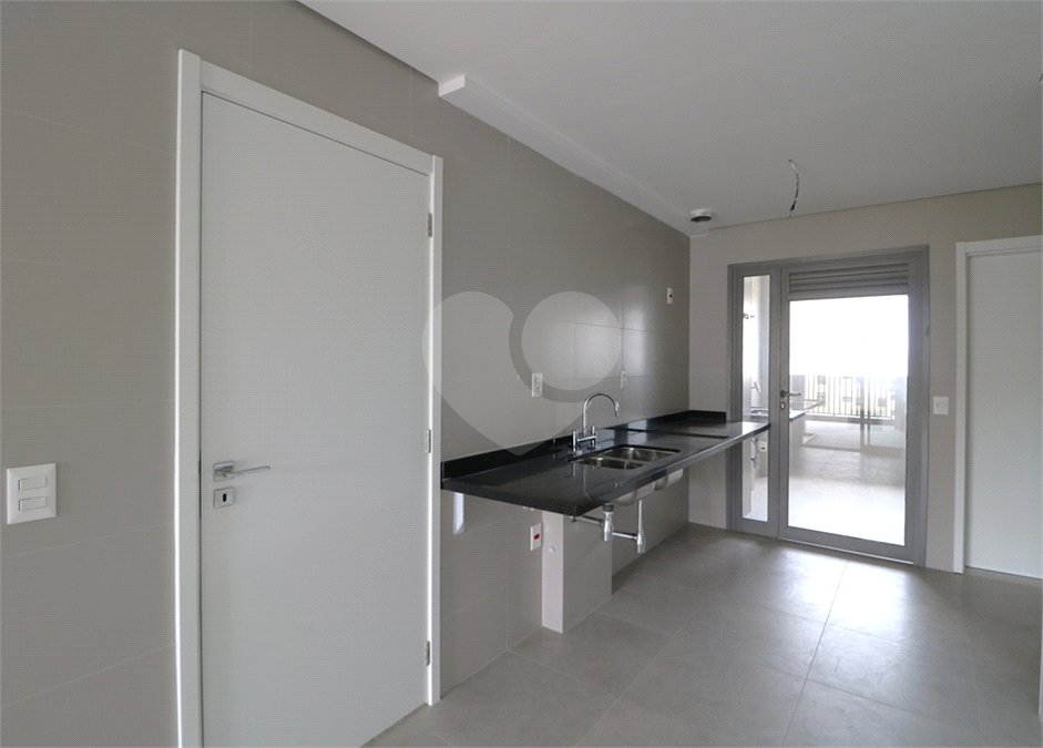 Apartamento à venda com 3 suítes em Moema, São Paulo, SP