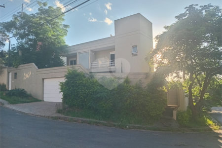 Casa à venda com 4 quartos, sendo 3 suítes, no condomínio Arco Iris, Atibaia - SP
