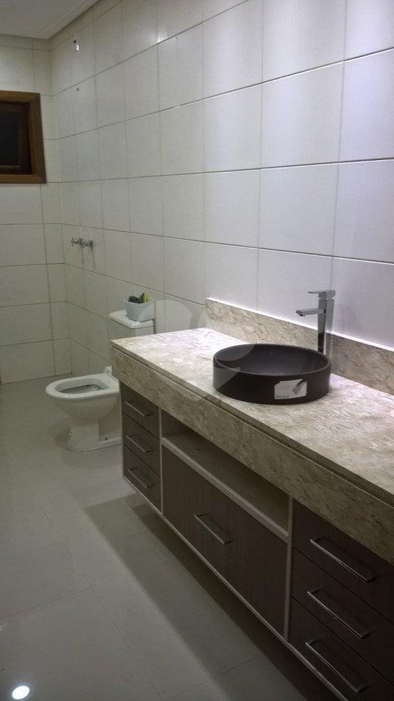 Casa à venda ou para alugar com 3 suítes no condomínio Vilarejo Estoril, Mairiporã - SP