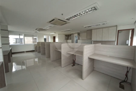 SALA COMERCIAL DE 90 M² COM 12 BAIAS, SALA DE REUNIÃO, AR-CONDICIONADO CENTRAL E 2 VAGAS!
