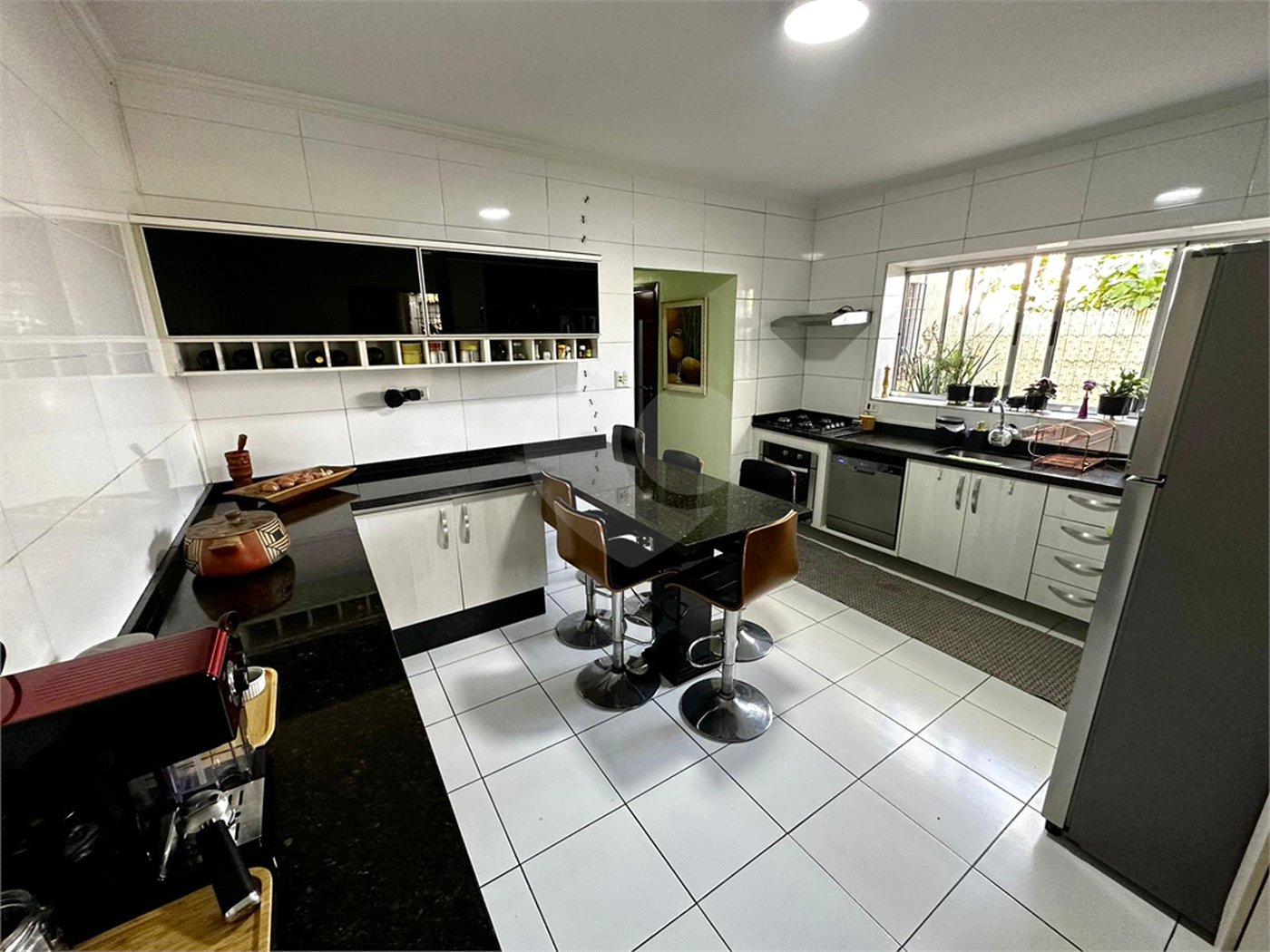 Casa com Piscina e Churrasqueira | 2 Suítes | Edícula | 3 Vagas | 275m²
