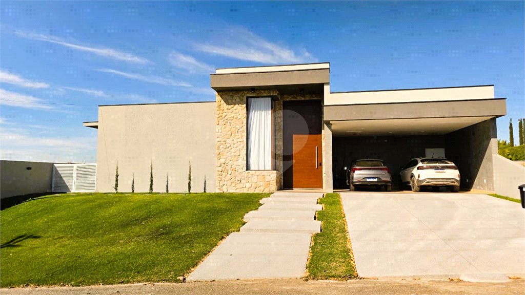 Casa à venda com 3 quartos, sendo 2 suítes, no condomínio Village da Serra, Araçoiaba da Serra - SP