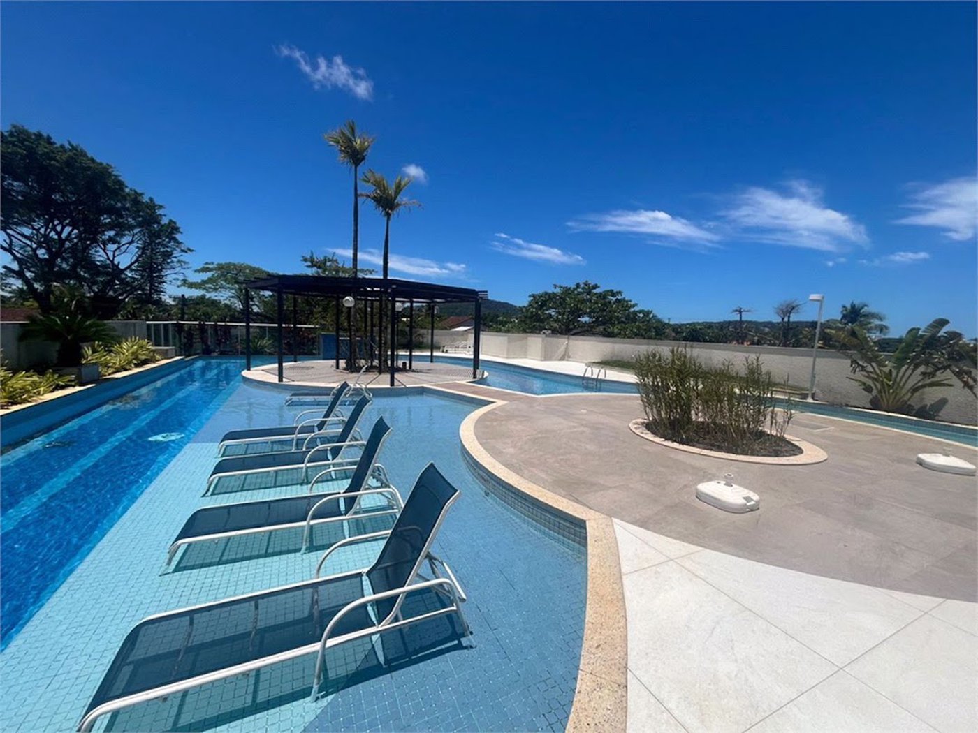 Apartamento com Varanda Gourmet em Condomínio Clube na Enseada – 2 Dormitórios