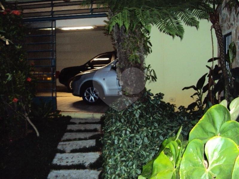 Sobrado à venda com 4 quartos, sendo 2 suítes, em Jardim Peri Peri, São Paulo, SP