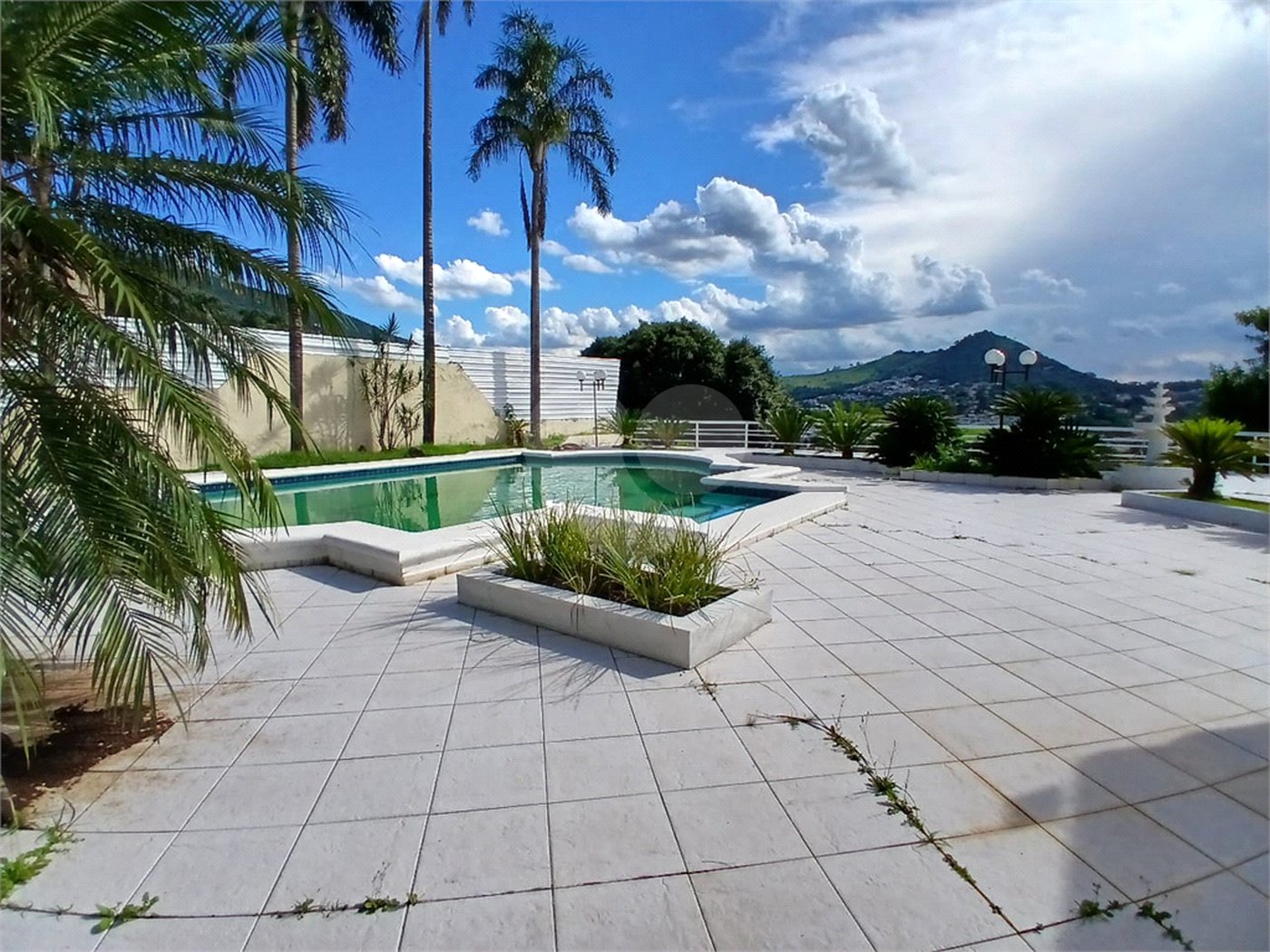 Casa à venda com 4 quartos, sendo 2 suítes, no condomínio Flamboyant, Atibaia - SP