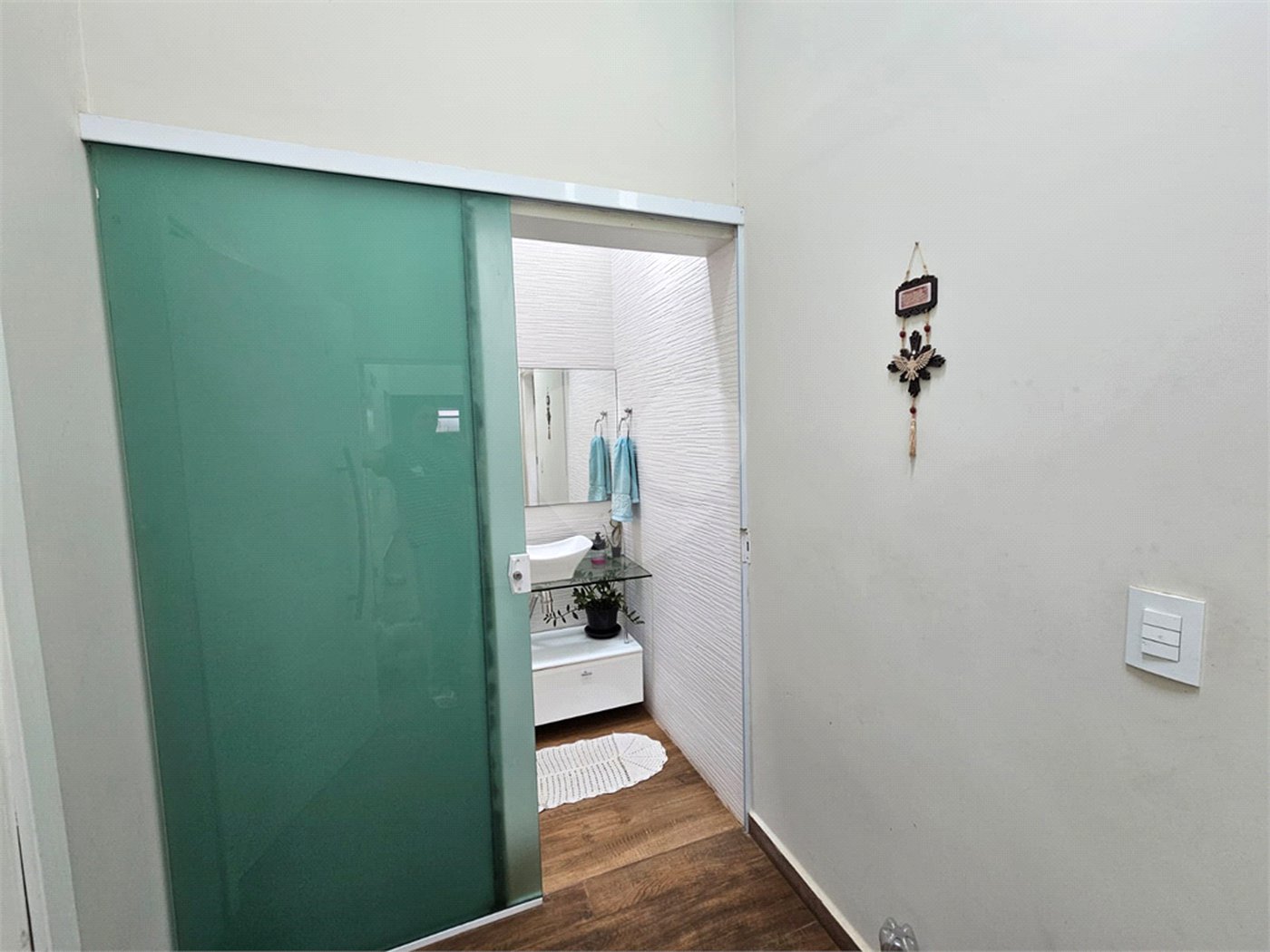 Casa à venda com 4 quartos, sendo 1 suíte,  no condomínio Jardim Shangri-lá, Atibaia - SP