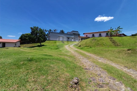 Casa à venda com 3 quartos, sendo 1 suíte, em Alpes D'ouro, Bom Jesus dos Perdões, SP
