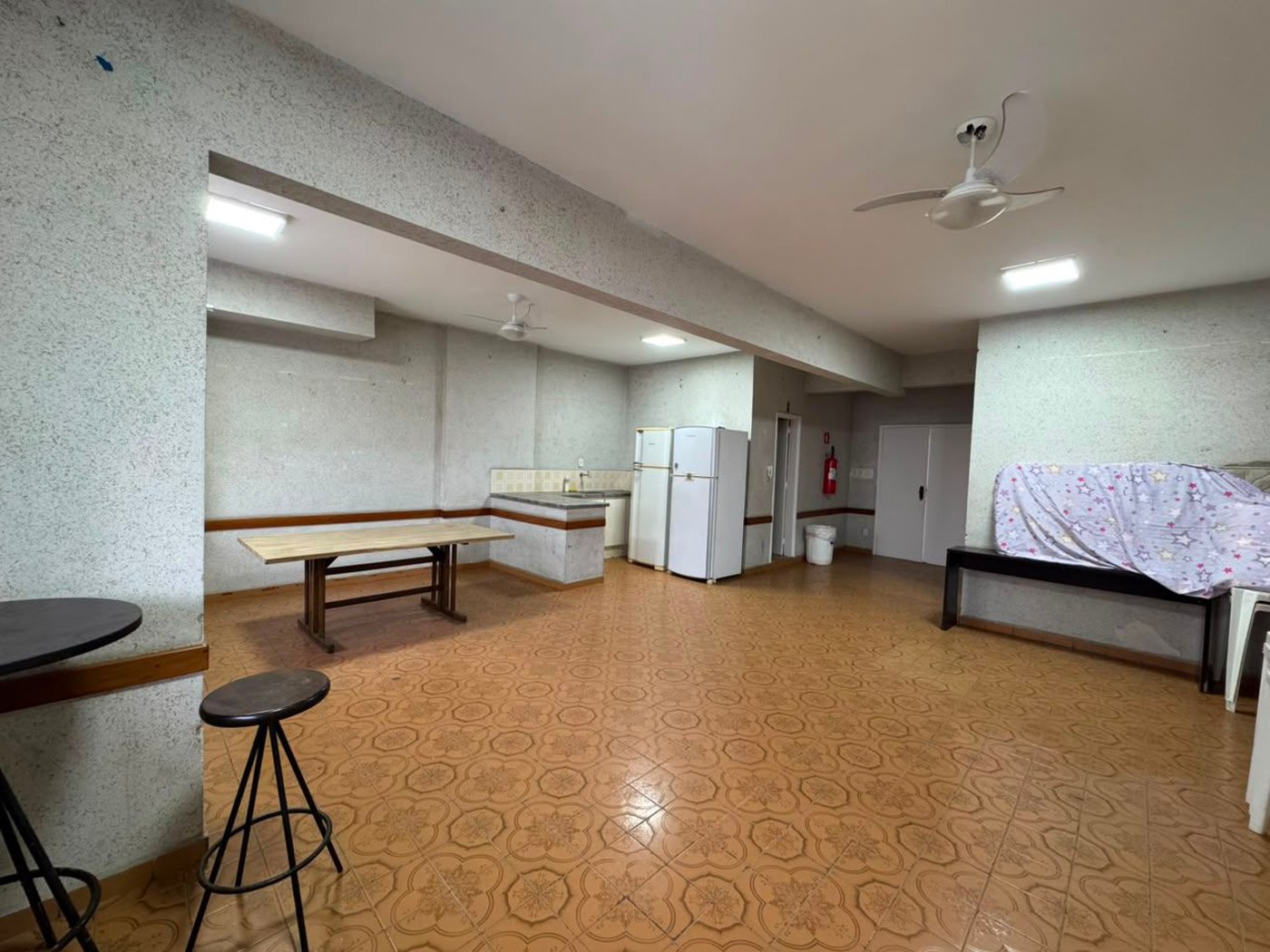 Apartamento com 2 dormitórios e suíte + dependência de serviço completa na Ponta da Praia – Localização privilegiada próximo à Praça Dino Bueno
