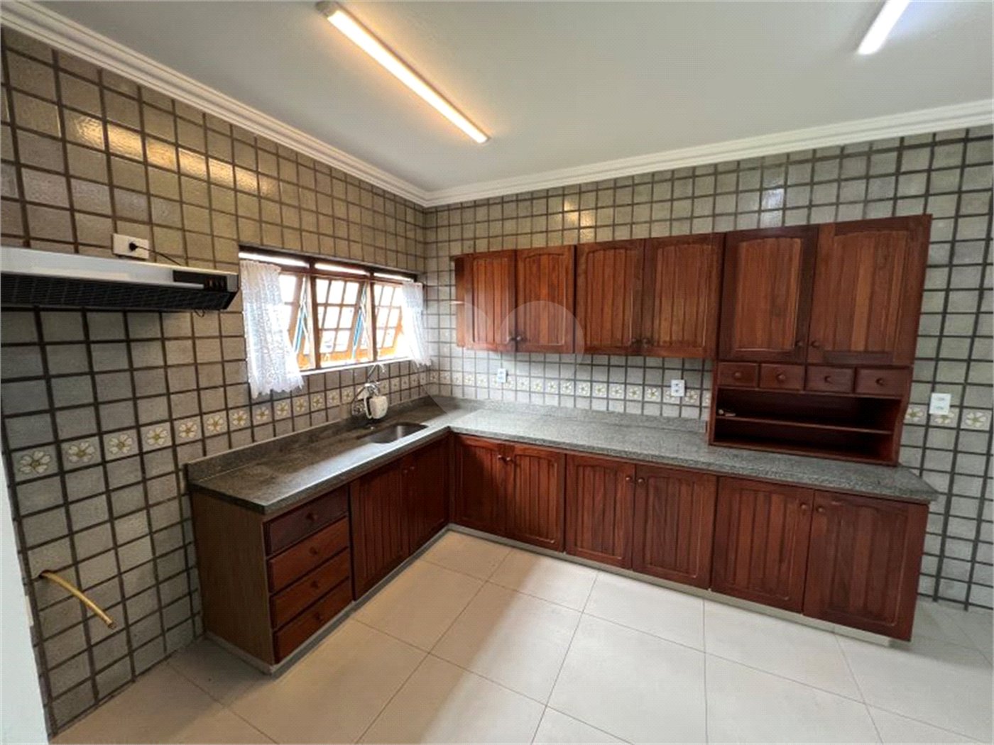 Casa à venda ou para alugar com 4 quartos, sendo 3 suítes, no condomínio Estância Marambaia, Vinhedo - SP