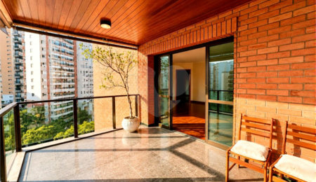 Apartamento à venda com 3 suítes em Moema, São Paulo, SP