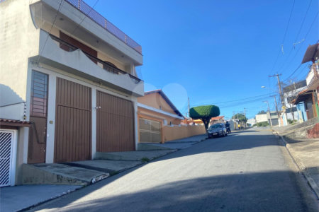 Sobrado à venda com 3 quartos, sendo 1 suíte,  em Jardim Selma Helena, Poá, SP