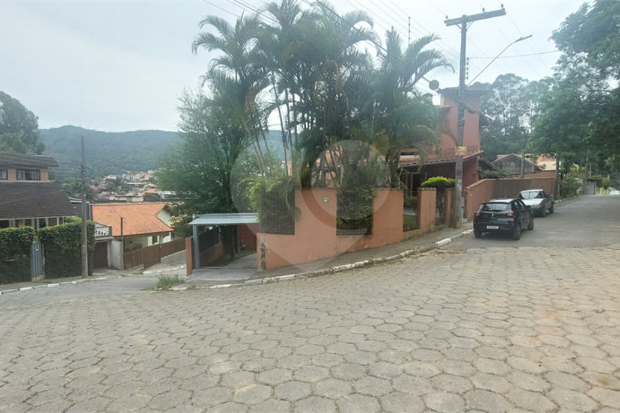 Sobrado à venda com 4 quartos, sendo 2 suítes, em Lavapés, Mairiporã, SP
