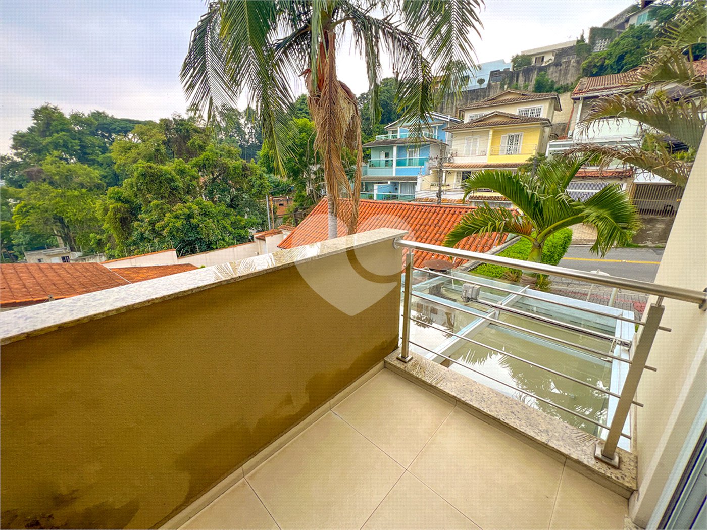 Casa à venda com 3 quartos, sendo 2 suítes, no condomínio Floradas da Serra, São Paulo - SP