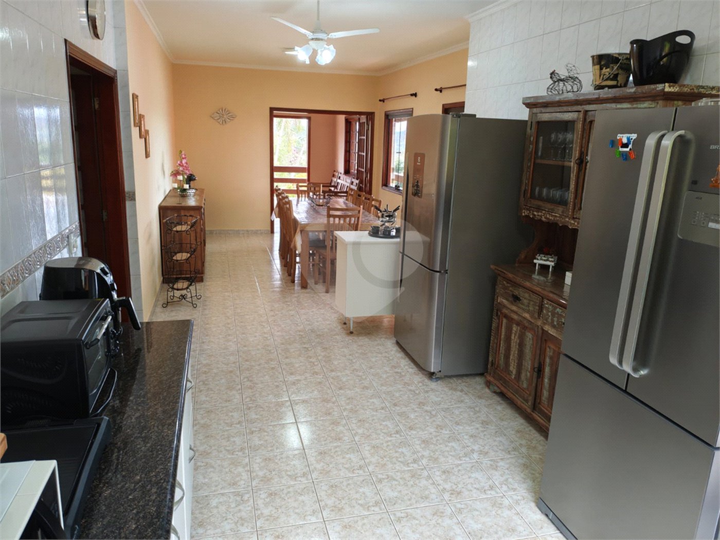 Casa à venda com 4 quartos, sendo 2 suítes,  em Country Residencial Felix, Bom Jesus dos Perdões, SP