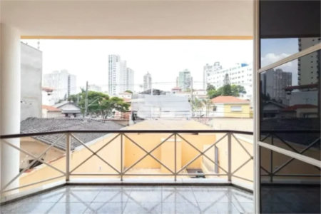 Casa com 3 dormitórios sendo 3 suítes com 03 vagas de garagem.