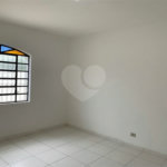 Casa espaçosa com 3 quartos, suíte, quintal e 2 vagas na Vila Santa Catarina