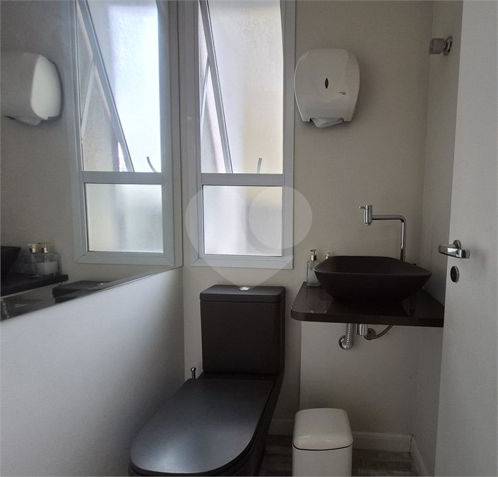 Sala comercial para venda ou locação na Brig.ís Antônio entre Paulista e Parque do Ibirapuera, 70 m², duas vagas de garagem