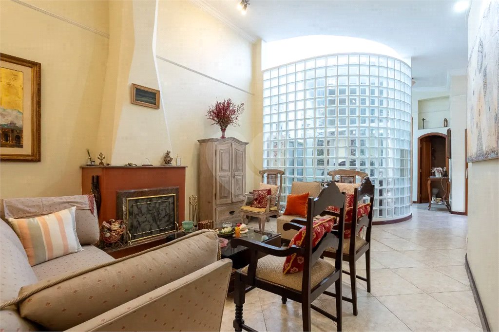 Casa a venda no Planalto Paulista, 2 suítes, 4 vagas, 230 m², quintal e localização privilegiada