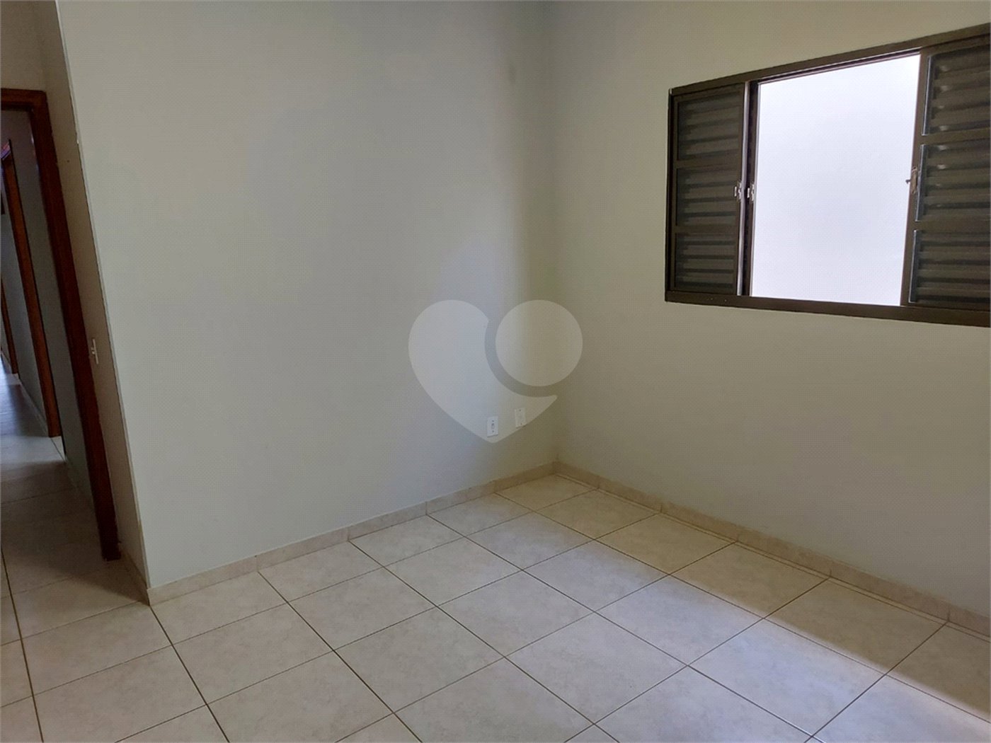 Casa Térrea com 2 dormitórios, sendo 1 suíte.