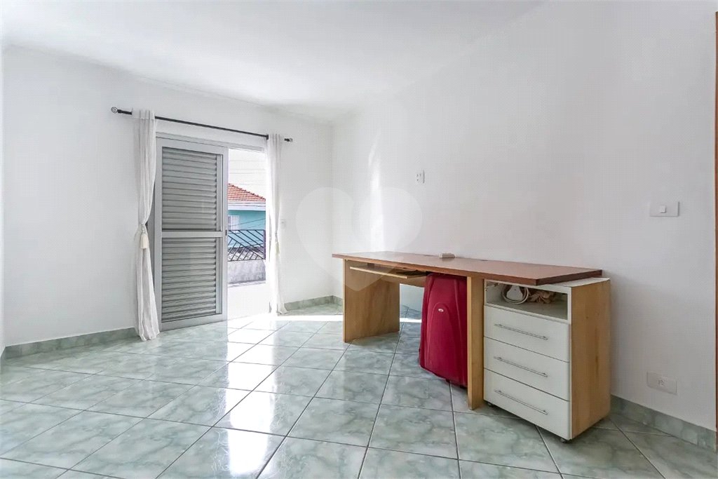 Sobrado no Jabaquara com 280m², 3 dormitórios, quintal amplo, varanda e 3 vagas de garagem.