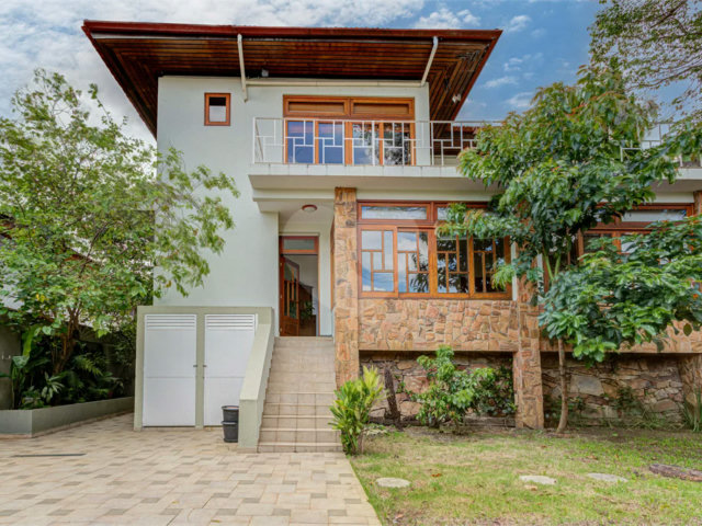 Sobrado à venda com 5 quartos, sendo 3 suítes,  em Chácara Monte Alegre, São Paulo, SP