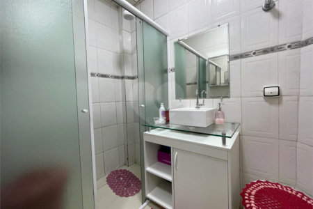 Apartamento á venda na Bela Vista com 57m² reformado e com armário embutido.