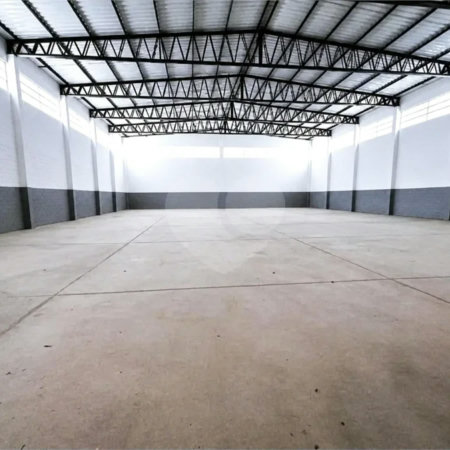 GALPÃO INDUSTRIAL NOVO – 800 M² - Em frente à Rodovia Kanela Forti