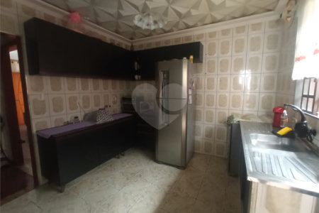 Casa com 60m², 2 dormitórios, 2 vagas, à venda na Vila Fachini