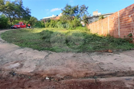 Terreno com 305,82 m² .