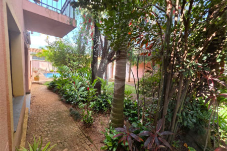 Casa Térrea 5 quartos bem localizada com piscina.