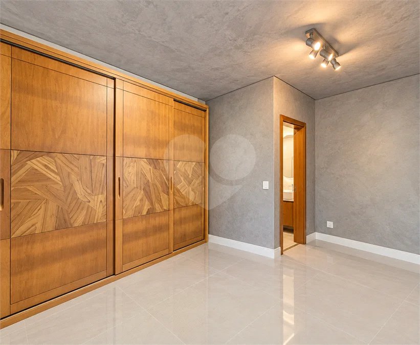 Sobrado geminado com 185 m², 3 suítes, closet, 4 vagas, área gourmet, sótão, energia solar, aquecimento de água e sistema completo de segurança.