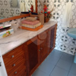 Linda casa no centro com 3 quartos.