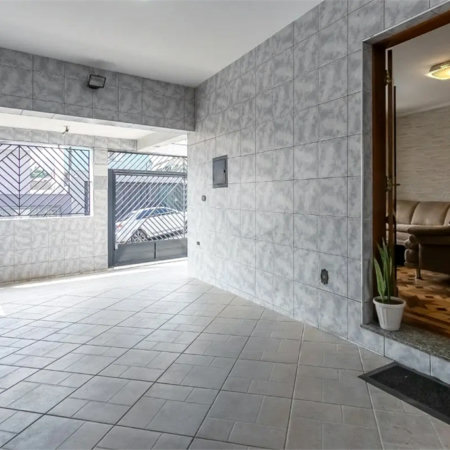 Sobrado no Jabaquara com 280m², 3 dormitórios, quintal amplo, varanda e 3 vagas de garagem.