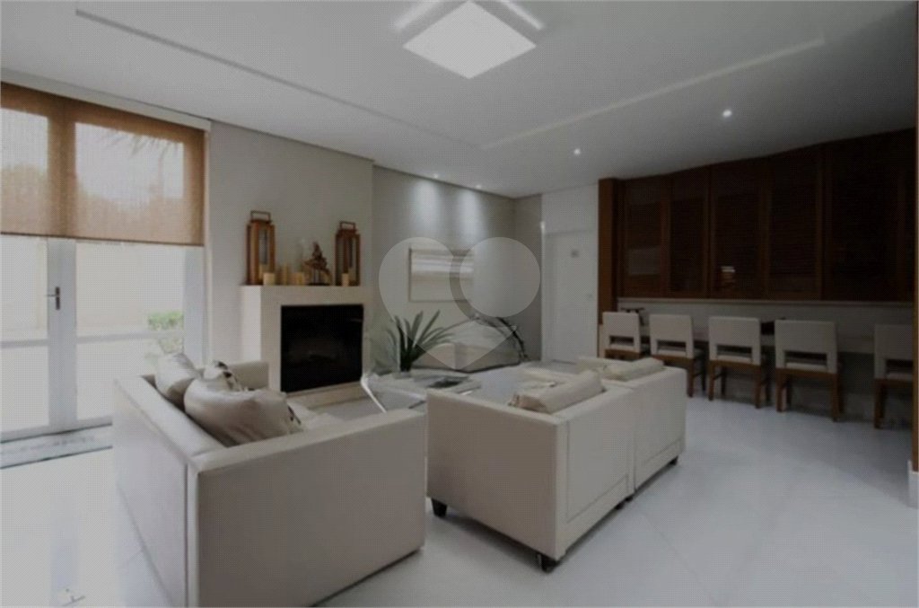 Apartamento com dois dormitórios sendo um climatizado, com duas vagas de garagem.