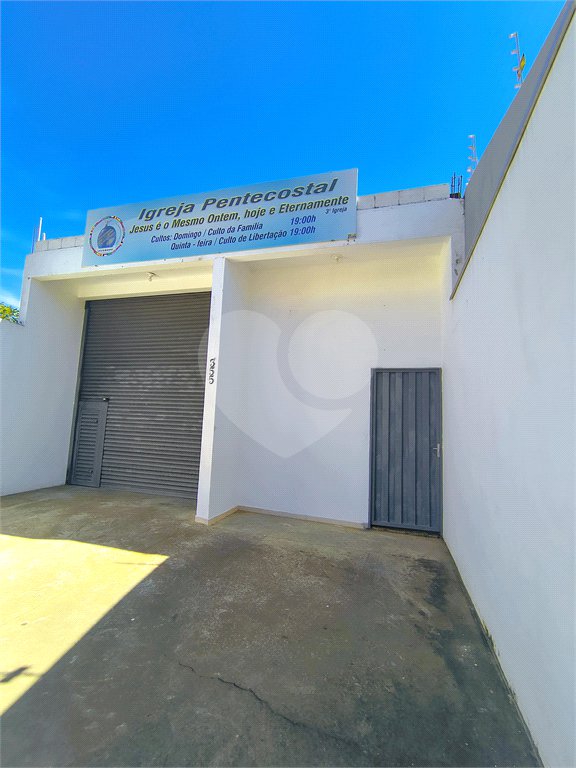 Imóvel disponível para venda com excelente localização e grande potencia, tambèm gerando uma renda passiva todos meses com contrato de aluguel ativo. Salão Comercial Perfeito para quem busca conforto, praticidade e um ótimo investimento